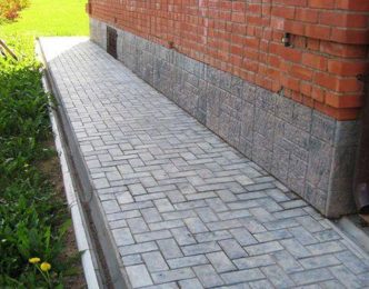 Отмостка из тротуарной плитки